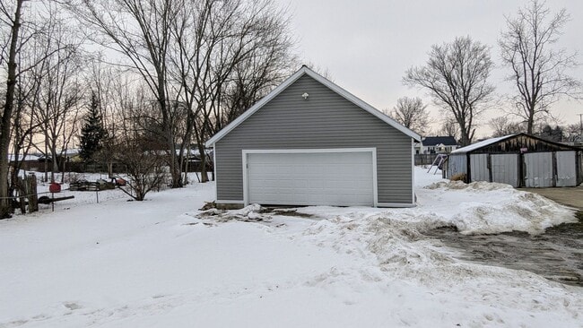 Building Photo - Welcome to this newly renovated gem located in the heart of North Canton