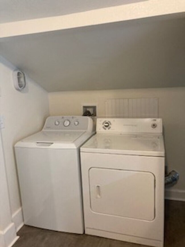 Building Photo - 717 N Forest St