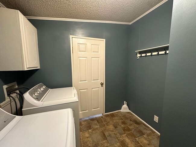 Building Photo - Charm & Commuter Convenience – 3BR/2BA Outside City Limits