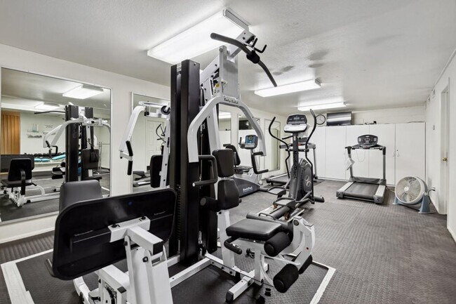 Building Photo - Single-Level Home with Community Pool, Gym...