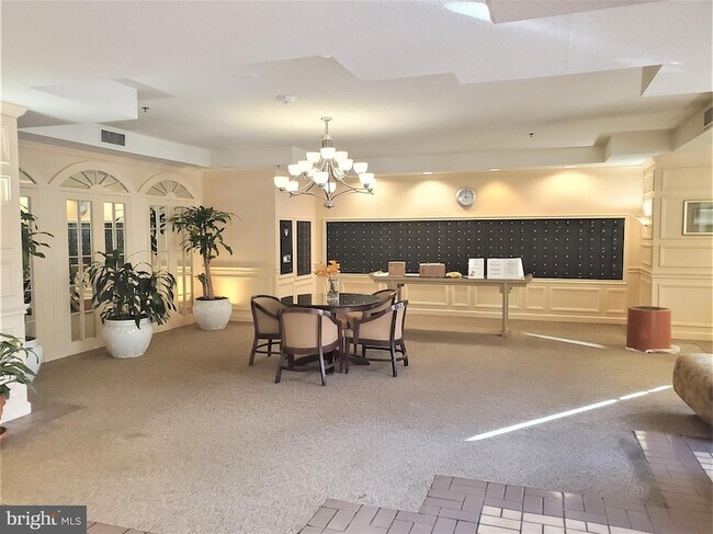 Building Photo - 15100 Interlachen Dr