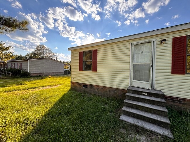 Building Photo - 3 BED 2BATH outside of Fayettville