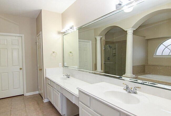 Building Photo - 2758 Laguna Pointe Dr