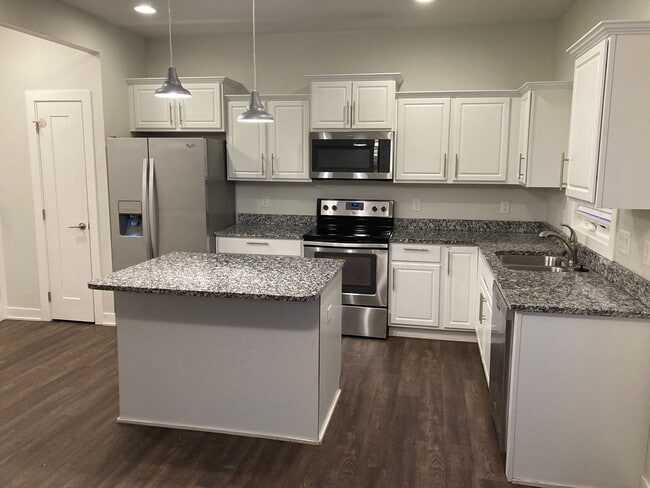 Building Photo - 4 bed / 2.5 Bath in Altoona