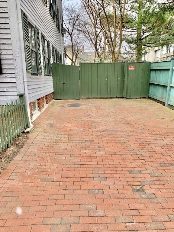 Building Photo - 10 Appian Way
