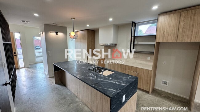 Building Photo - 42 Angelus St