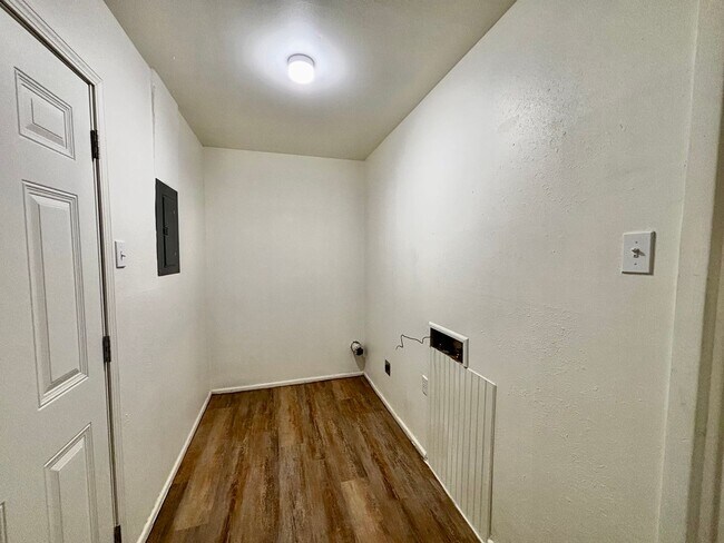 Building Photo - Pre-leasing for February - Updated 3 Bedroom 2 Bathroom Home