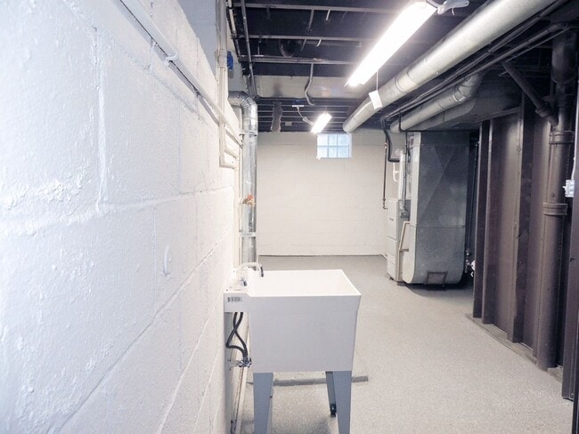 Building Photo - 3 Bed - 1.5 Bath Cape Cod for Rent in Willowick!