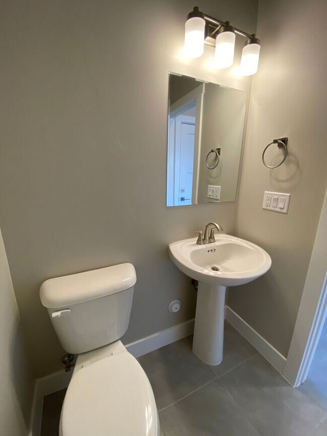 Building Photo - Newer- Red Mountain Vista Town Home,