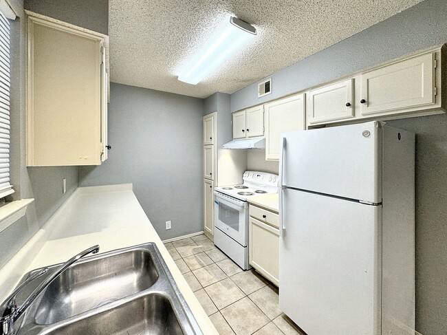 Building Photo - Cozy Townhome in Vista View