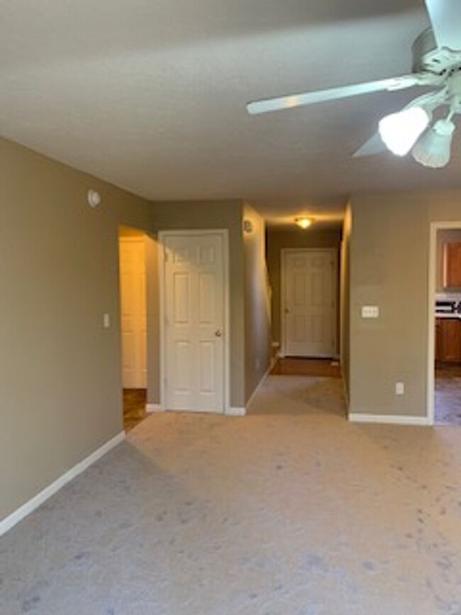 Building Photo - 4 Bedroom 3 Bath Townhouse in Batchelor He...