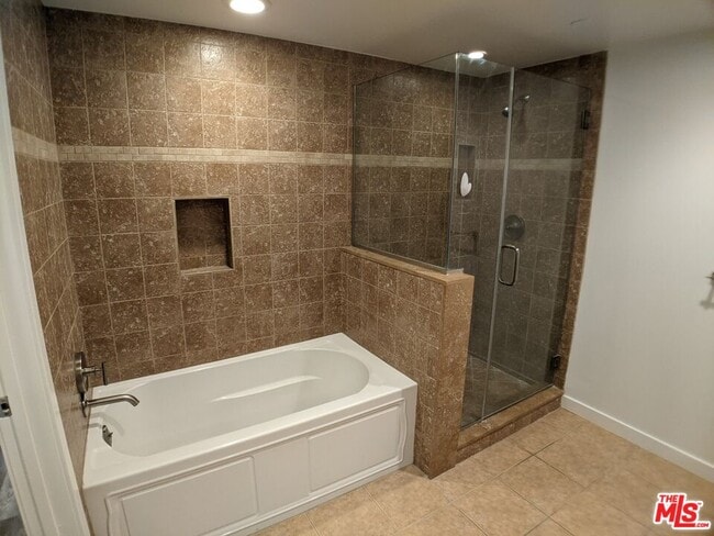 Building Photo - 5143 White Oak Ave