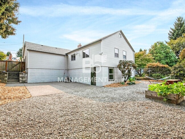 Building Photo - Light & Bright Modern Daylight Ranch Loaded with Updates! Walking Distance to Kennedy School!!!!