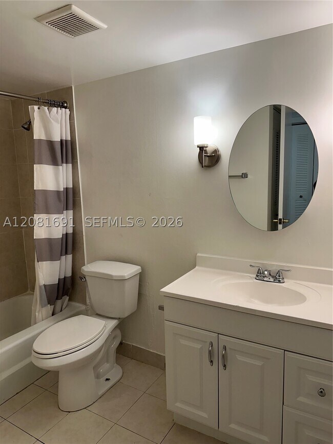Building Photo - 10818 N Kendall Dr