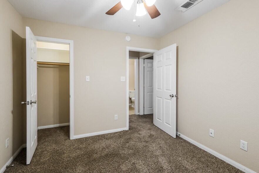 Building Photo - 131 Golfview Ct