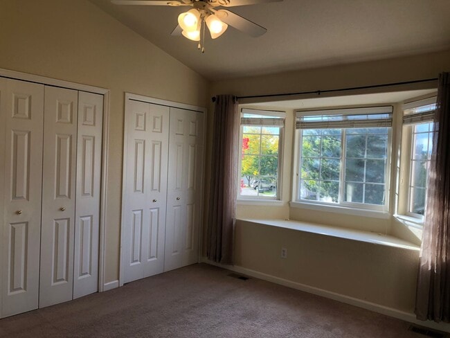 Building Photo - Bright and Open 3 Bed 3 Bath Townhome in Gated Peak View Villas