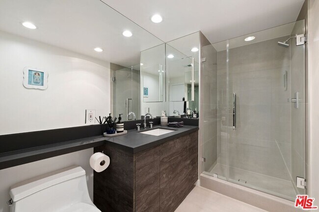 Building Photo - 2222 Ave of the Stars