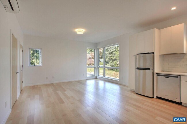 Building Photo - 1130 E High St