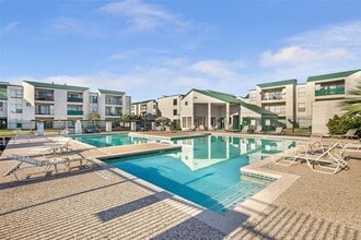 Building Photo - 2816 S Bartell Dr