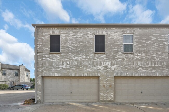 Building Photo - 2860 Holly Hall St