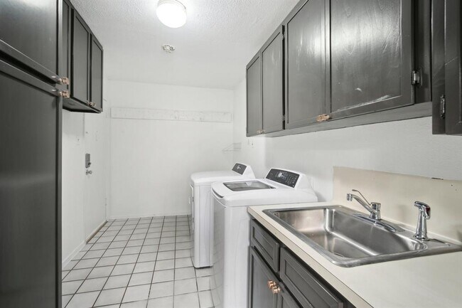 Building Photo - 3106 E Palm Valley Blvd