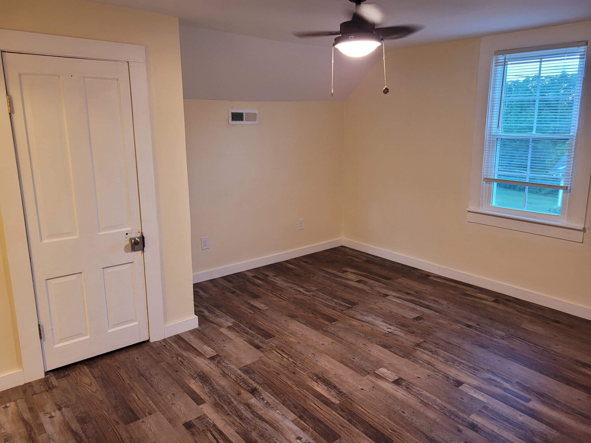 Building Photo - 153 E High St