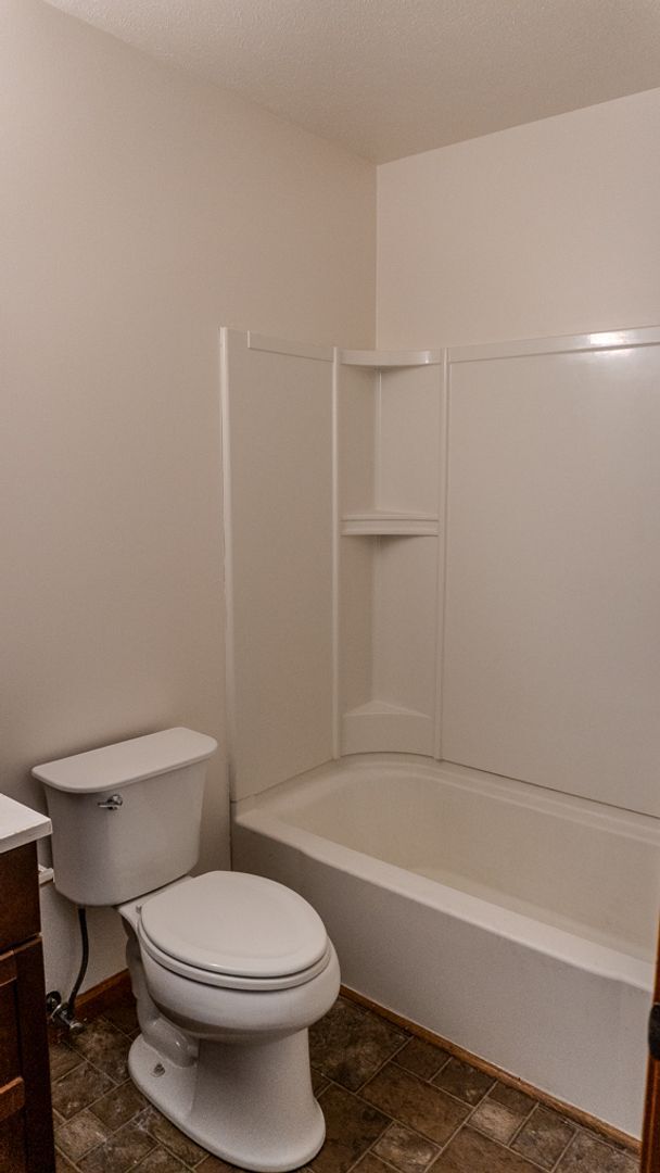 Building Photo - Updated 3-Bedroom Townhouse in Convenient ...