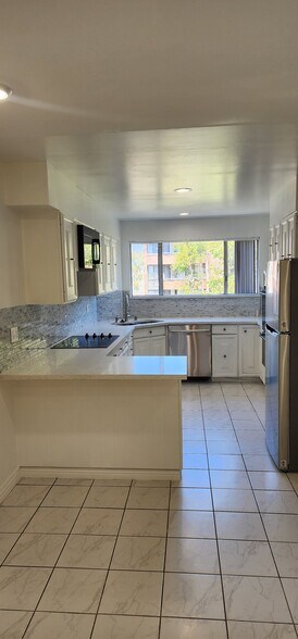 Building Photo - 303 N Swall Dr
