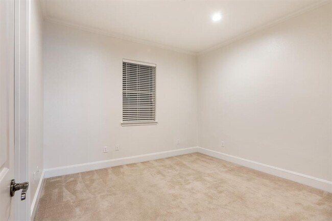 Building Photo - 7134 Mapleridge St