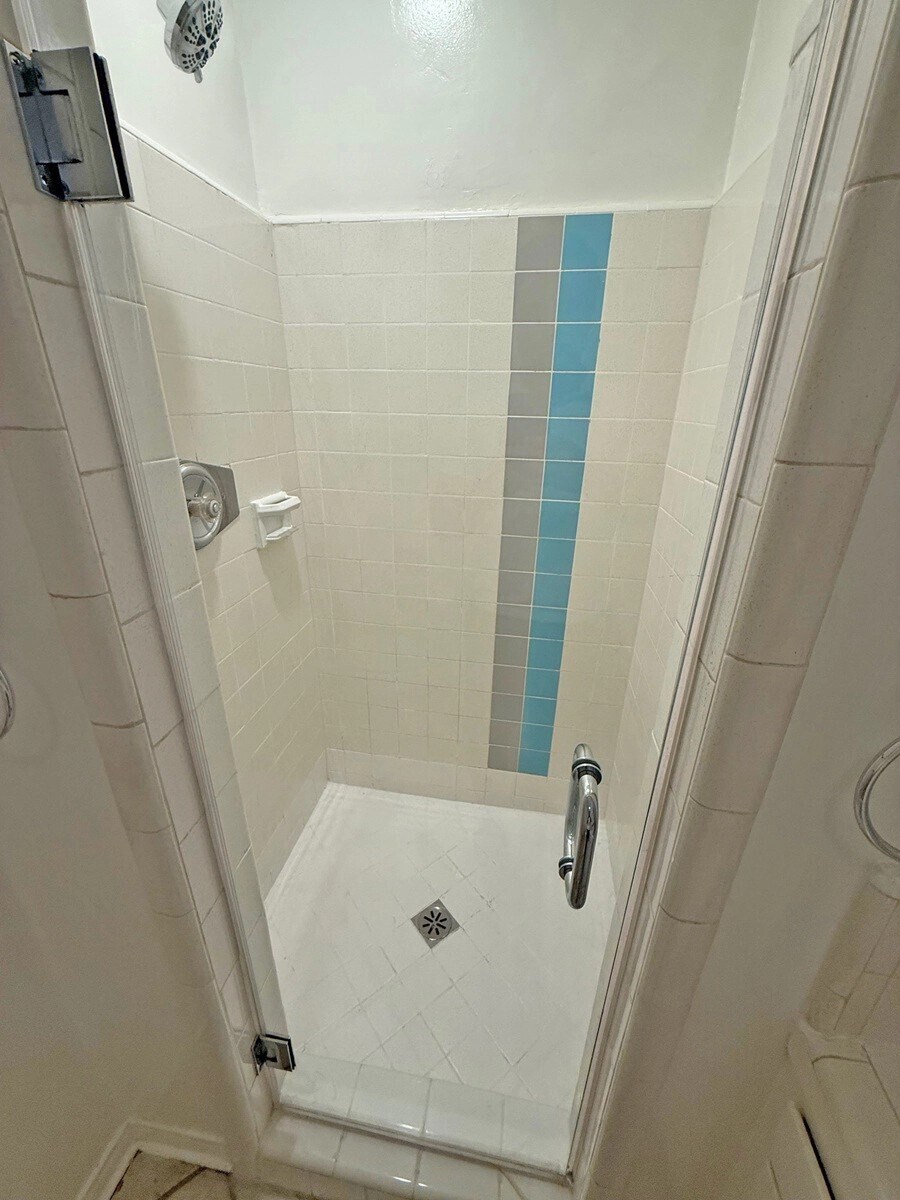 Building Photo - 833 S Plymouth Blvd