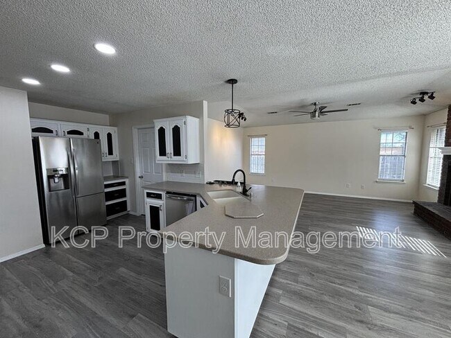 Building Photo - 8812 Skypark Dr