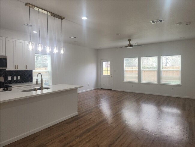 Building Photo - 6719 Roanoke St