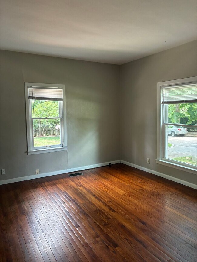 Building Photo - 1003 N Woodburn Ave