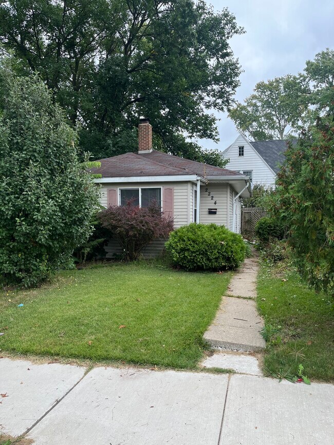 Building Photo - 2224 Leer St