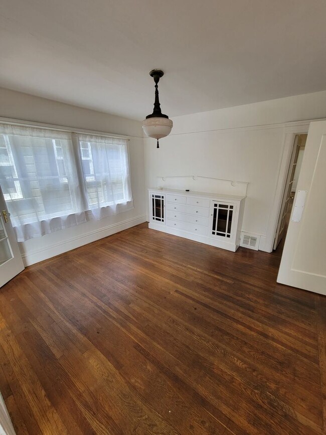 Building Photo - Jewel Of The Sunset! 3 bed/1 bath house ac...