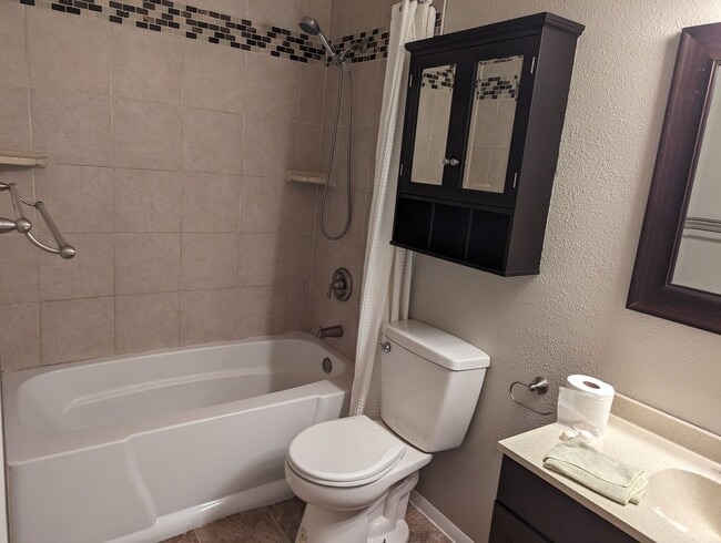 Building Photo - 3 Bedroom on the north side of Twin Falls