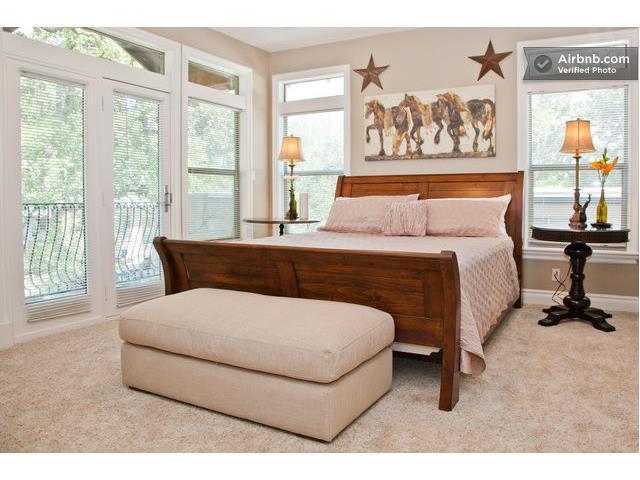 Building Photo - AVAILABLE AUGUST: Upscale 4 bed/2.5 bath home in North Campus just north of UT