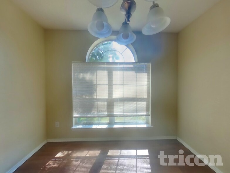 Building Photo - 621 Babbling Brook Dr