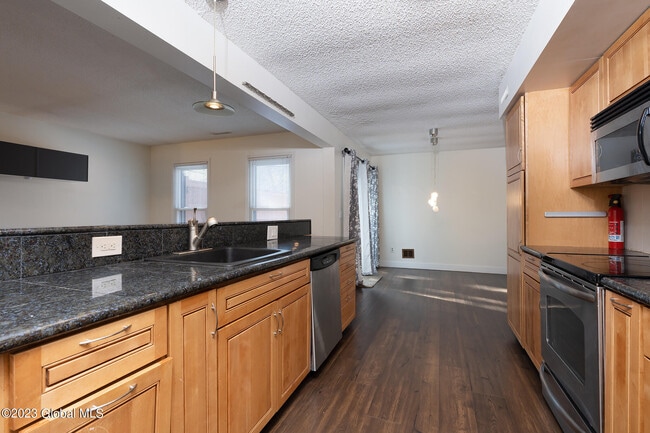 Building Photo - 416 Greenhill Ct