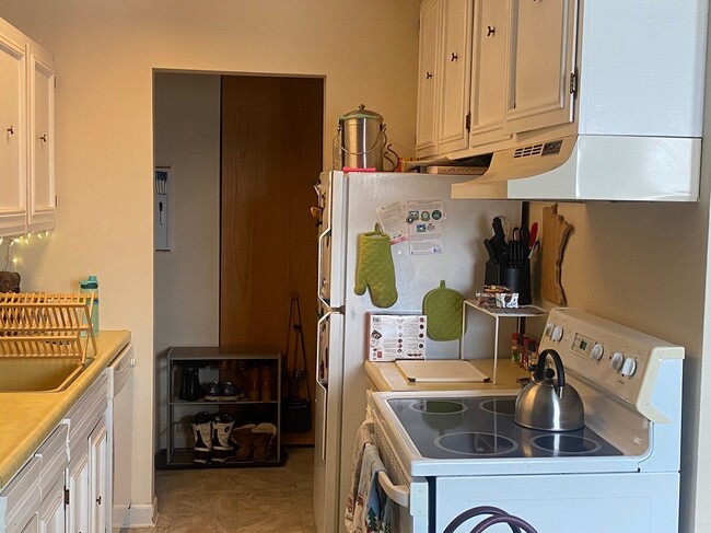 Building Photo - 821 Smetana Rd