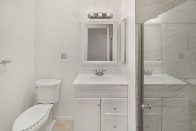 Building Photo - Pending/Rented – Pet-Friendly 2 Bedroom Ho...