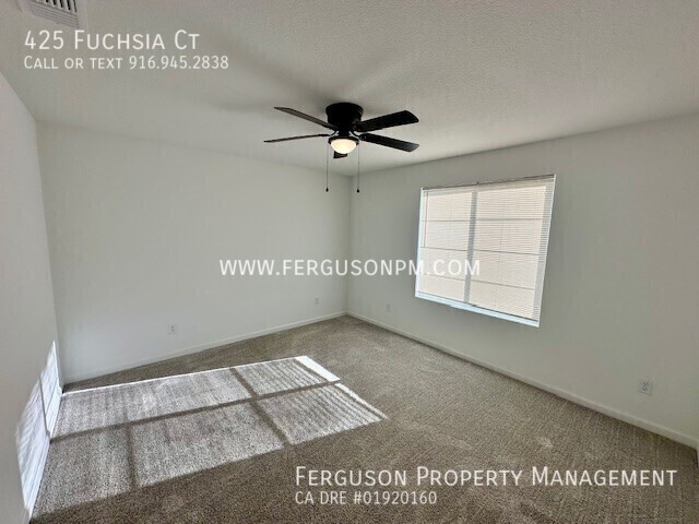 Building Photo - 425 Fuchsia Ct