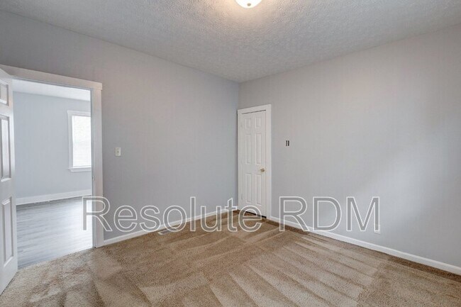 Building Photo - 743 Cottage Ave