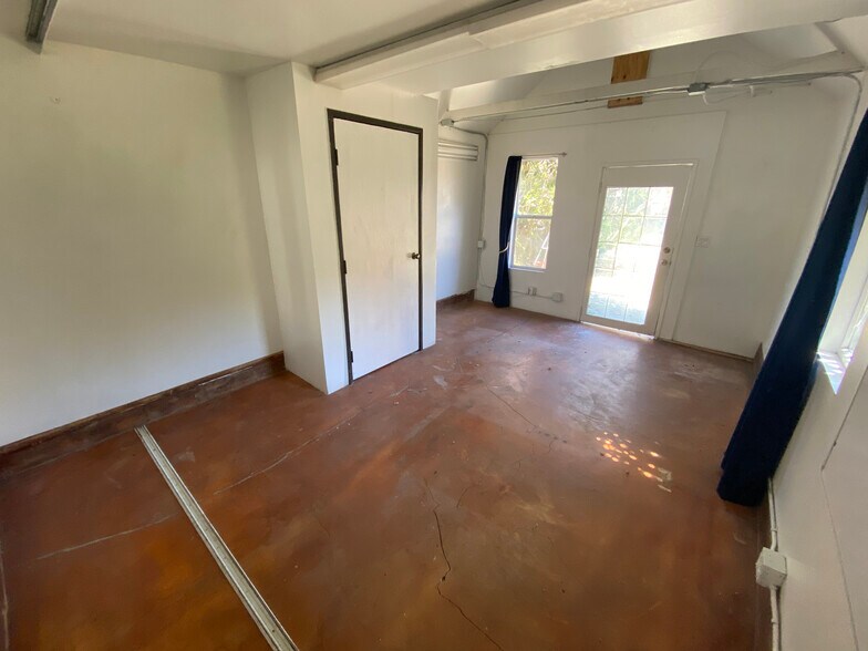 Bonus Room - 1947 Kelton Ave