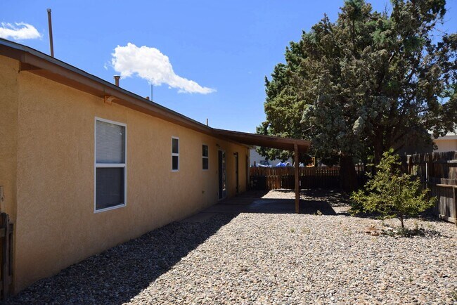 Building Photo - 3 bed 2 bath 2cg in SE Rio Rancho