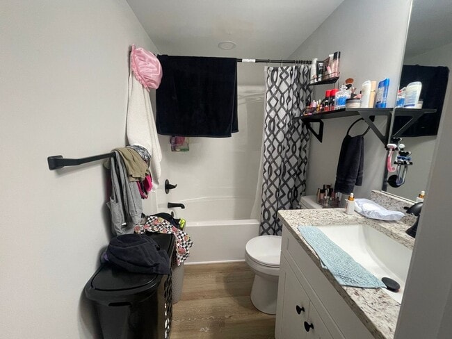 Building Photo - NEWLY RENOVATED COTTAGE! PRE-LEASING FOR A...