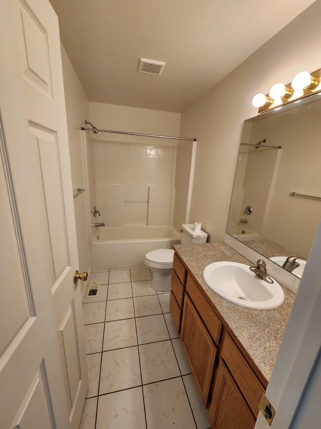 Building Photo - "Spacious 3-Bed Duplex Retreat in Tacoma: ...