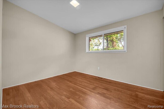 Building Photo - 24240 Beverly St