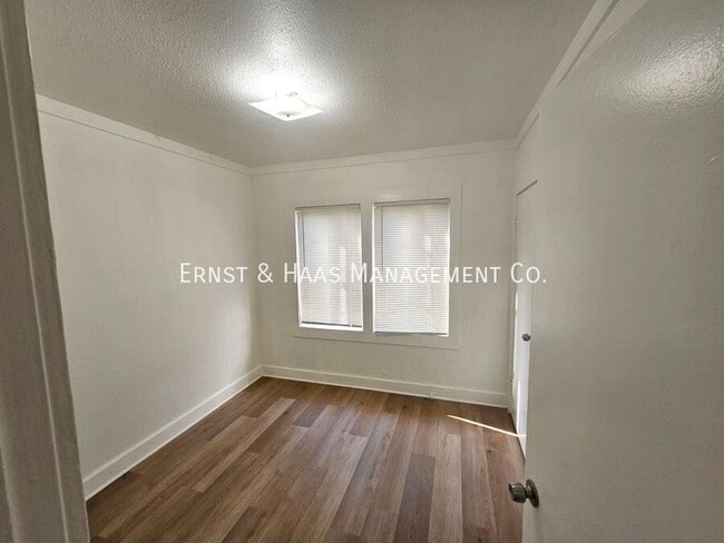 Building Photo - 1306 E Hellman St