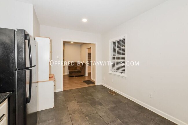 Building Photo - 820 Loeb St